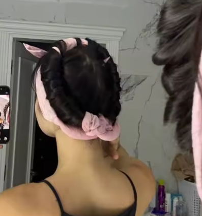 Uso del Essential Kit Curl Care con ondulador rosado visto desde atrás